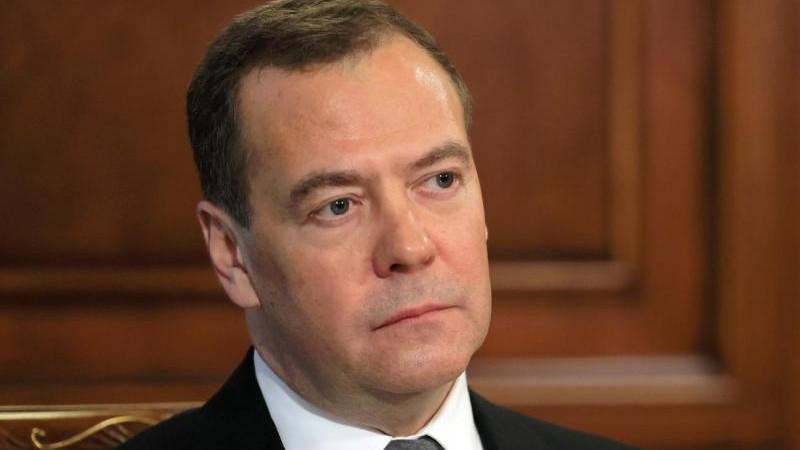 Медведев отметил, что Зеленский признан США помехой миру