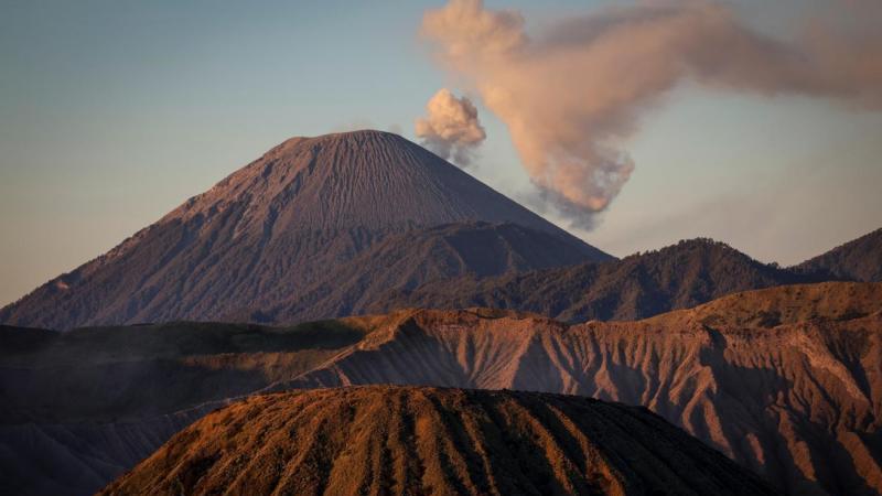 Индонезийский вулкан Семеру выбросил пепел на высоту 4,4 км