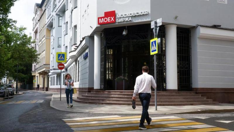 Российский рынок акций растет на открытии торгов
