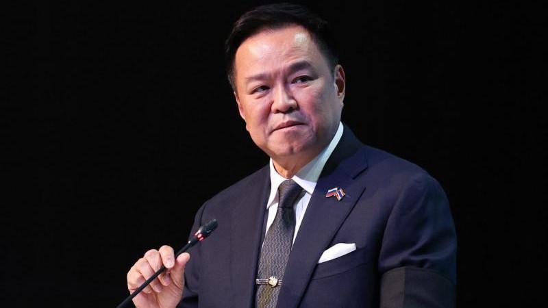 Премьер Таиланда призвал иностранцев "умирать у себя дома"