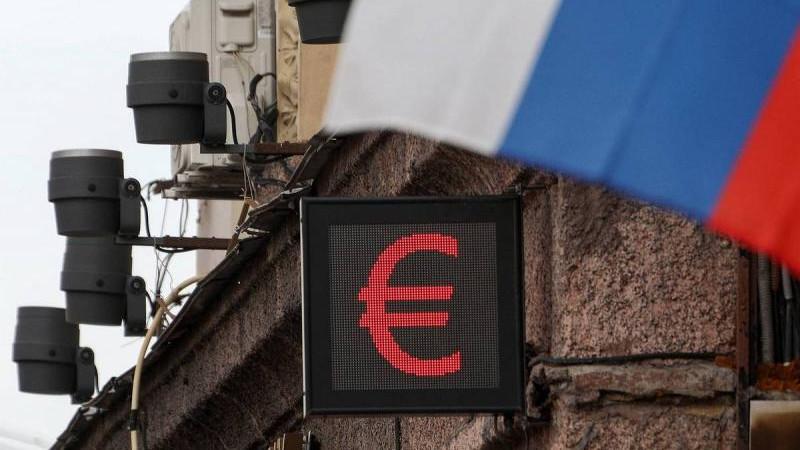 Курс евро на межбанковском рынке впервые с 31 декабря поднялся выше 96 рублей