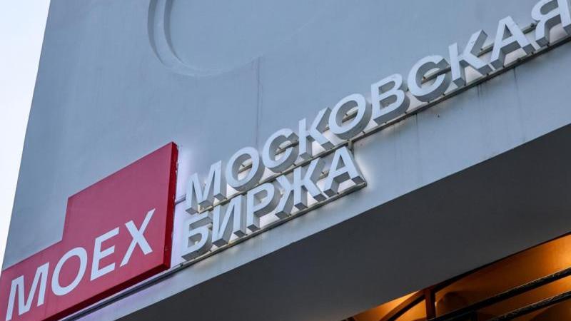 Российский рынок акций снижается на открытии торгов