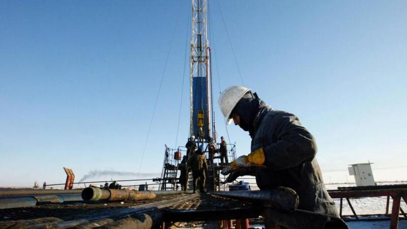 Цена нефти Brent на ICE опустилась ниже $77 за баррель