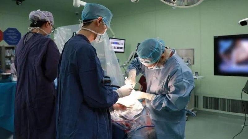 В Китае впервые провели реплантацию оторванных ног