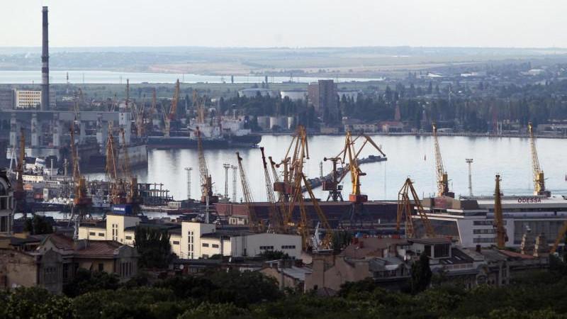 Российские ВС поразили в порту Одесса резервуары с топливом для ВСУ