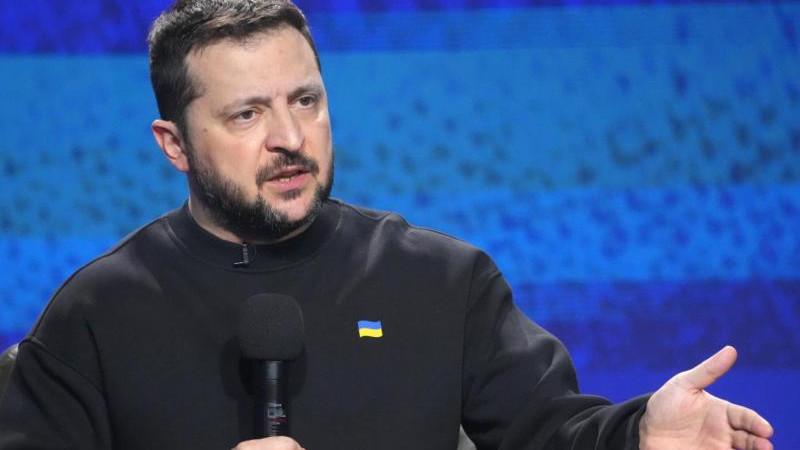 Зеленский отметил "космический дефицит" денег у Украины
