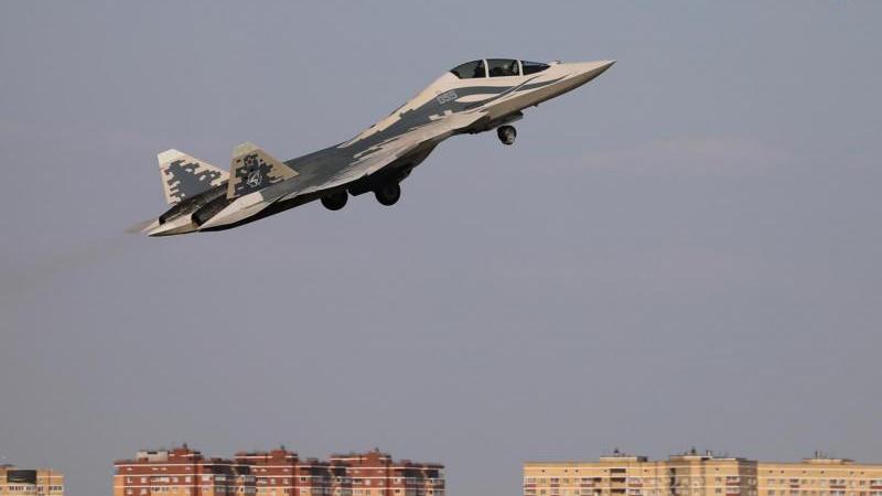 Выполнен первый полет прототипа двухместного истребителя Су-57