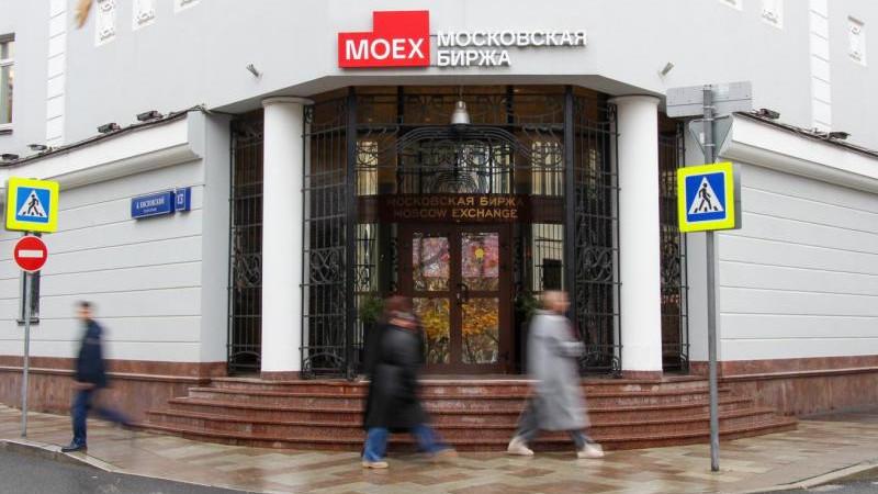 Российский рынок акций растет на открытии торгов