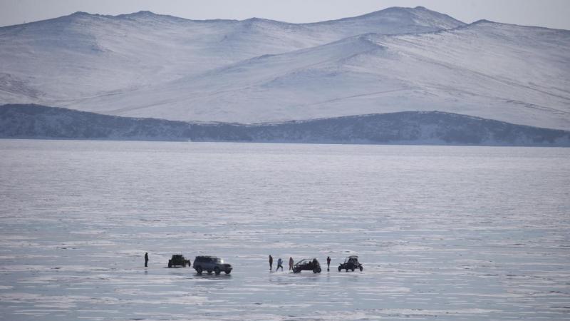 Из утонувшего автомобиля с туристами на Байкале смог спастись один человек