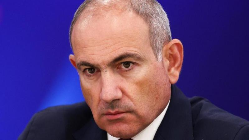 Пашинян заявил, что к России нужно относиться с должным уважением