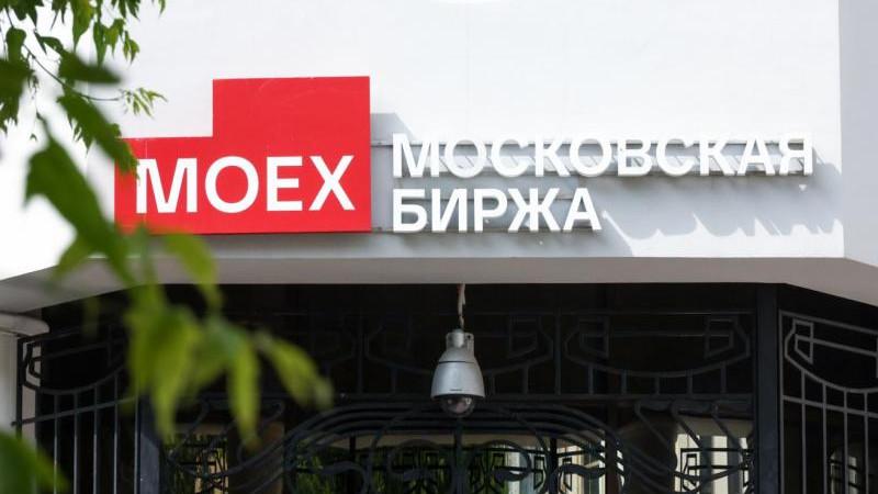 Российский рынок акций снижается на открытии торгов
