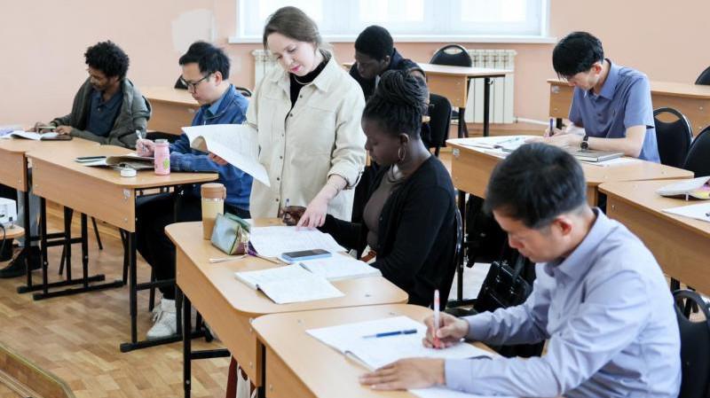 ЛДПР призвала обучать иностранцев в вузах России только платно