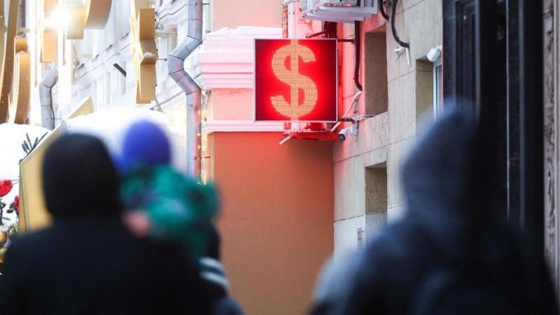 Курс доллара на межбанковском рынке опускался ниже 77 рублей