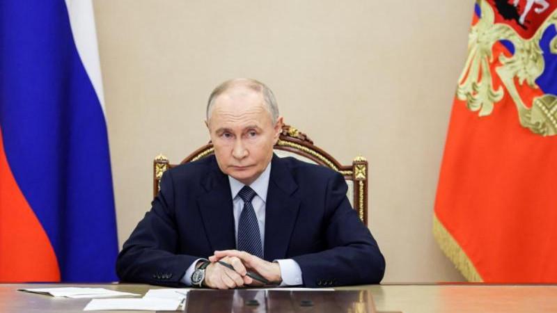 Путин заявил о необходимости проработать продление часов работы детсадов