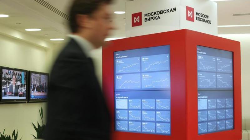 Российский рынок акций на открытии основных торгов снижается