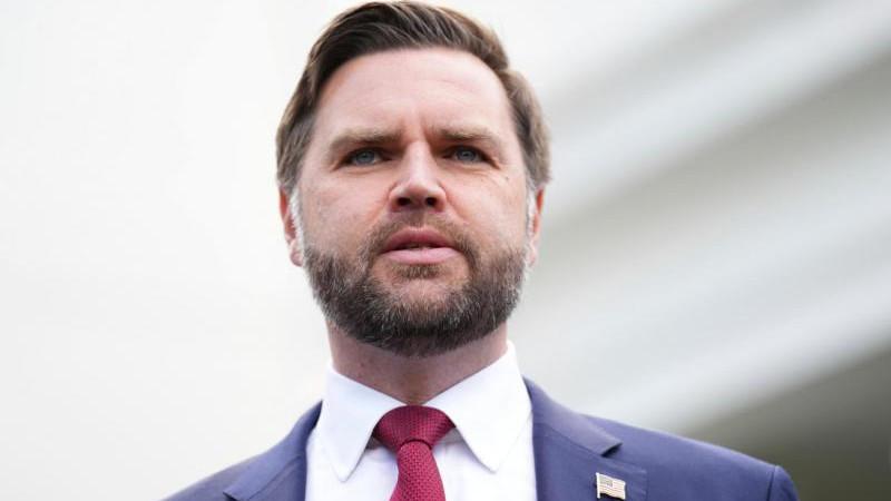 Вэнс подтвердил нацеленность США продолжать усилия по урегулированию на Украине