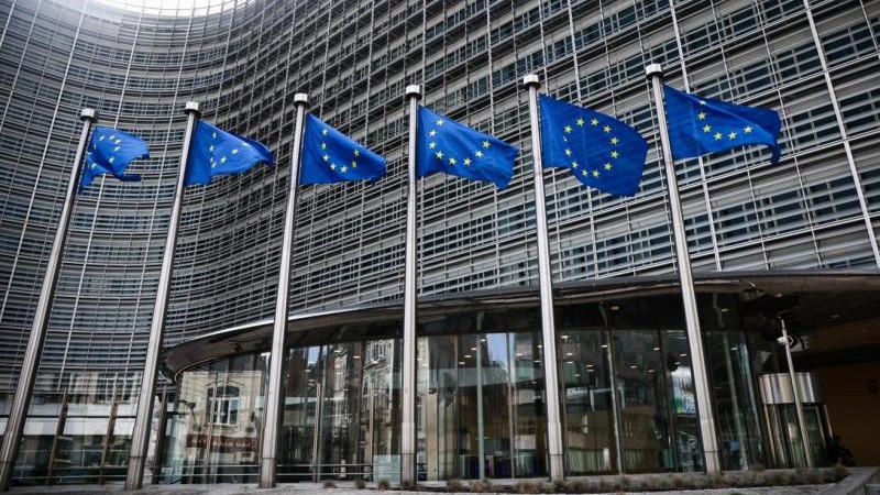 Евросоюз проведет внеплановый саммит по обороне и экономике