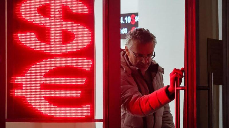 Курс доллара впервые с августа опустился ниже 82 рублей