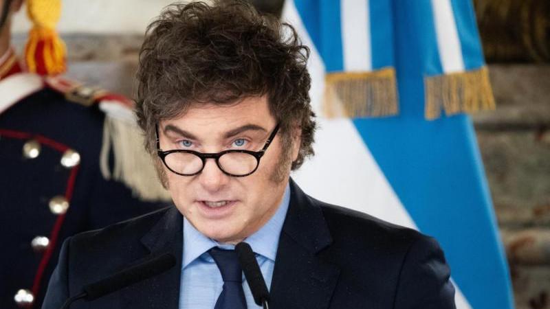 Милей назвал премьера Испании диктатором
