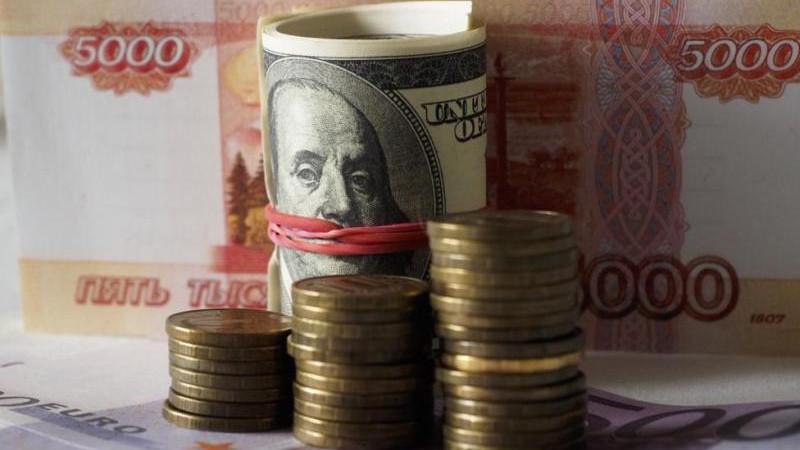 Курс доллара на межбанковском рынке опускался ниже 76 рублей