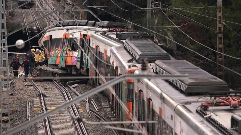 Число погибших при сходе с рельсов двух поездов в Андалусии достигло 45