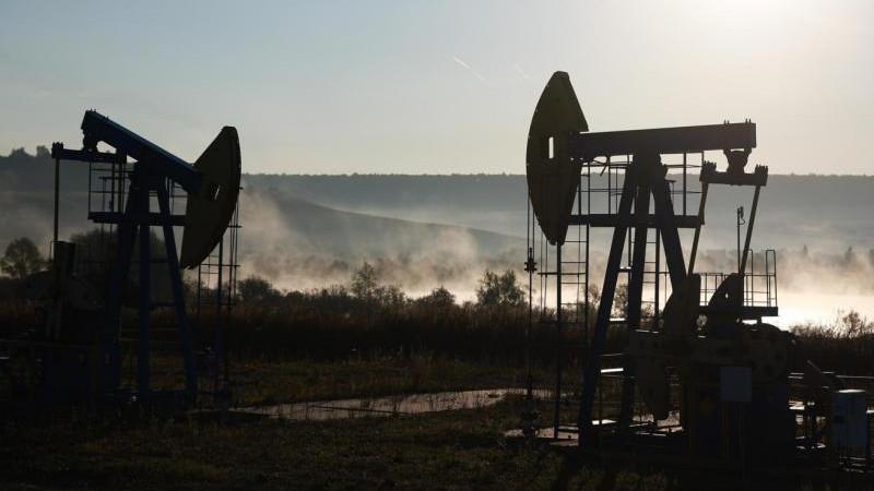 Цена нефти Brent впервые с 11 мая опускалась ниже $102 за баррель