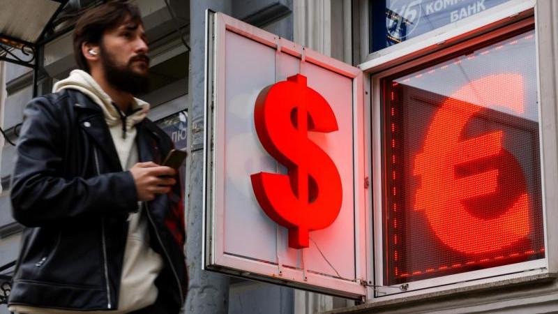 Курс доллара на межбанке впервые с 5 июня поднялся выше 74 рублей