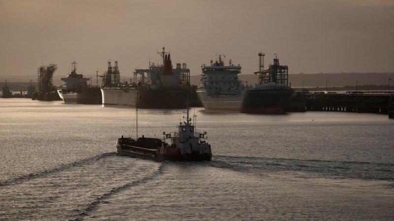 Bloomberg: экспорт иранской нефти через Ормуз достиг максимума