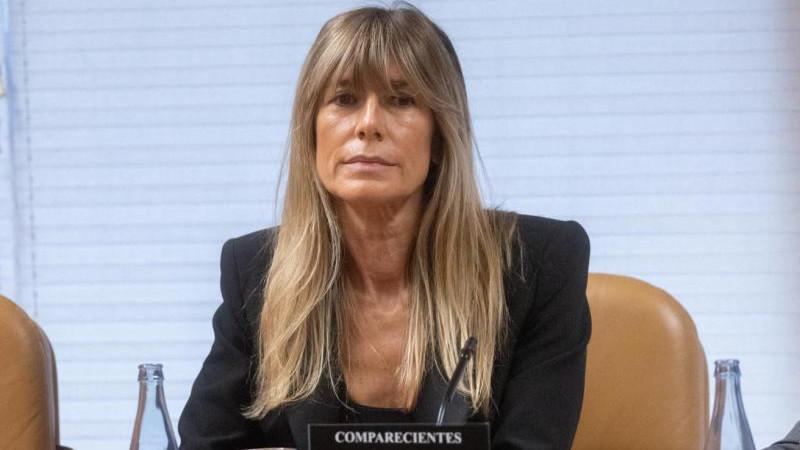 Супругу премьера Испании вызвали в суд для сдачи паспорта