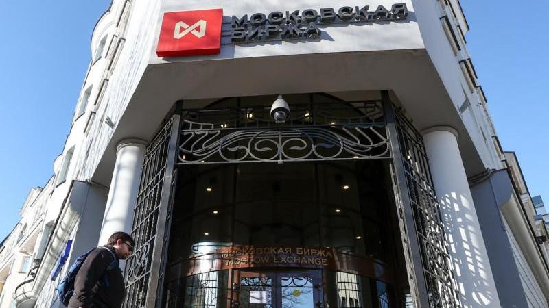 Российский рынок акций снижается на открытии торгов
