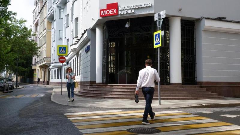 Российский рынок акций снижается на открытии торгов