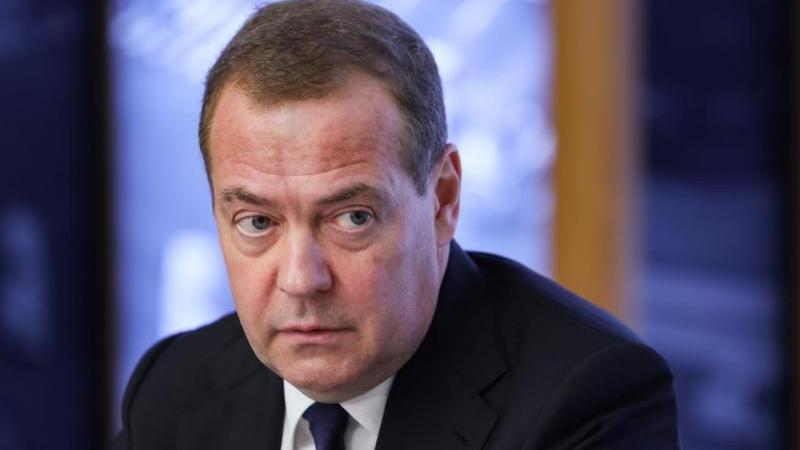Медведев призвал граждан ФРГ избавиться от Мерца