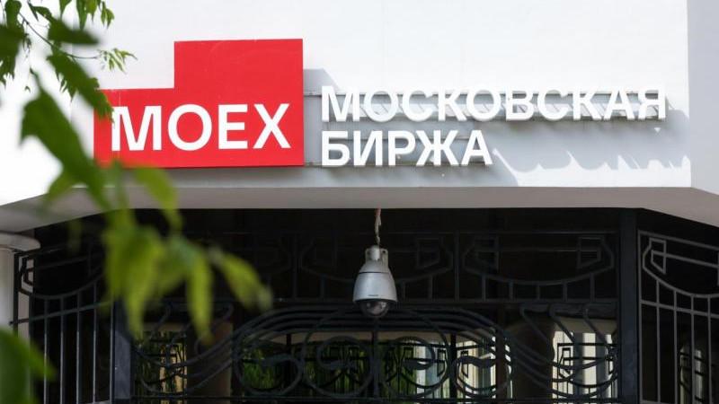 Российский рынок акций растет на открытии основных торгов