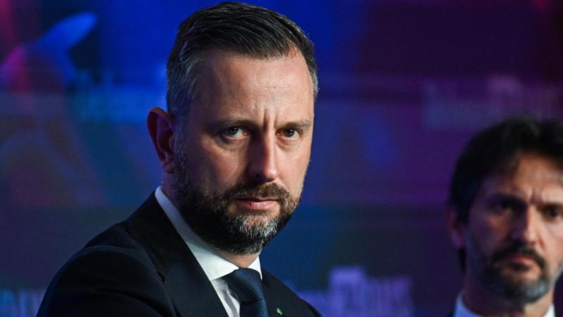 Пентагон перенес визит главы Минобороны Польши