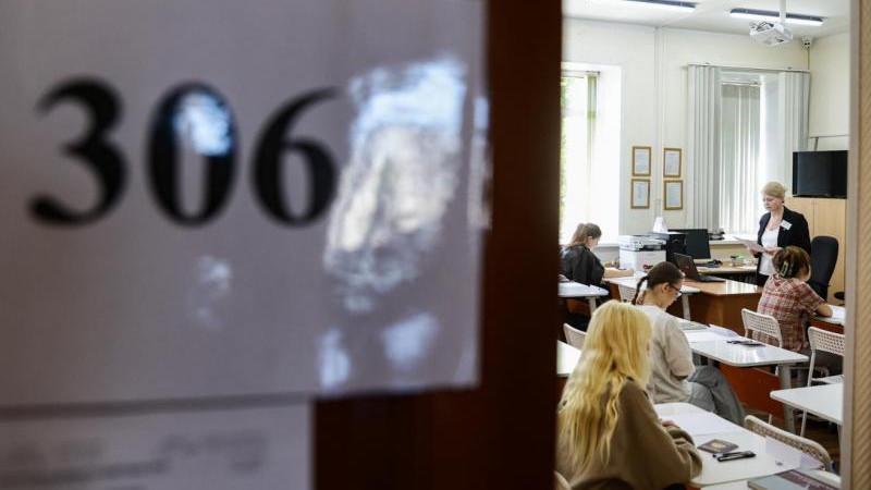 В Госдуме предложили выплачивать родителям стобалльников ЕГЭ по 100 тыс. рублей