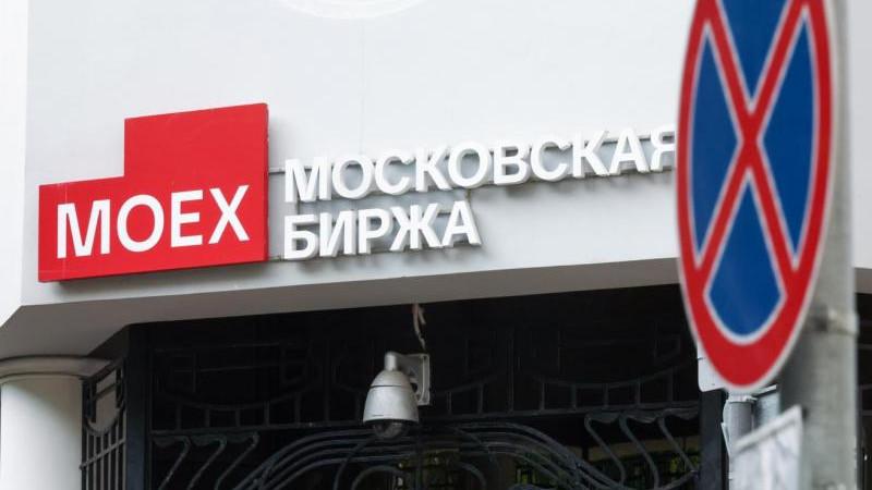 Российский рынок акций снижается на открытии торгов