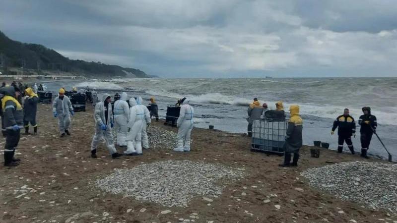 Нефтепродукты из реки в Туапсе частично попали в Черное море