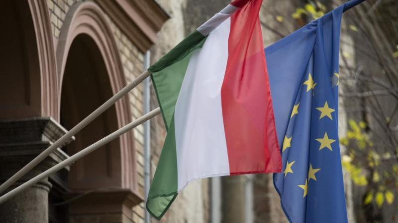 Новое правительство Венгрии намерено вернуть флаг ЕС на здание парламента