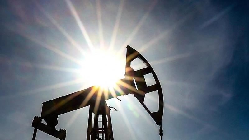 Цена нефти Brent на ICE впервые со 2 марта опустилась ниже $76