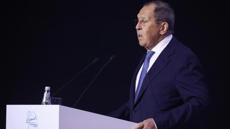 Лавров считает, что в мире будет расти понимание о падении репутации доллара