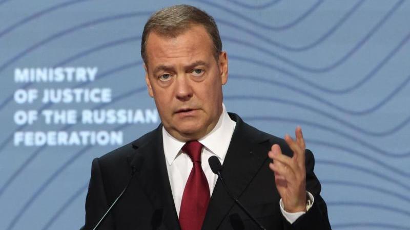 Медведев отметил, что истечение полномочий Зеленского лишает его иммунитетов