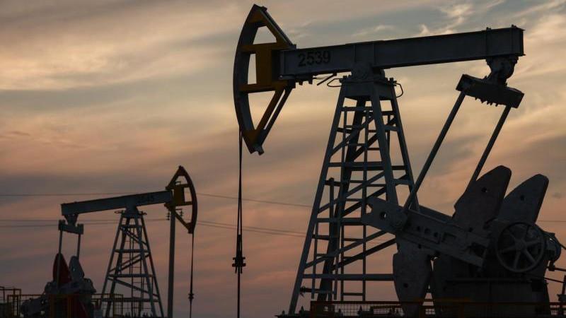 Цена нефти Brent впервые с 27 февраля опустилась ниже $74