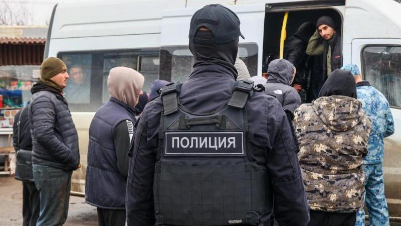 Мигрантов будут выдворять из России за дискриминацию и неповиновение на границе