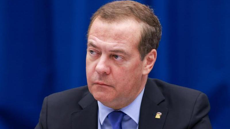 Медведев оценил слова Сикорского о войне Польши с Россией