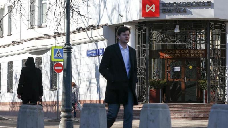 Российский рынок акций снижается на открытии торгов
