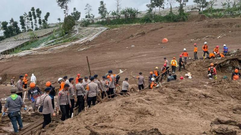 Число погибших в результате схода оползня в Индонезии возросло до 25