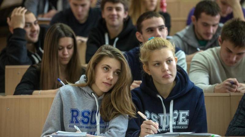 Миронов предложил ограничить стоимость обучения в вузах
