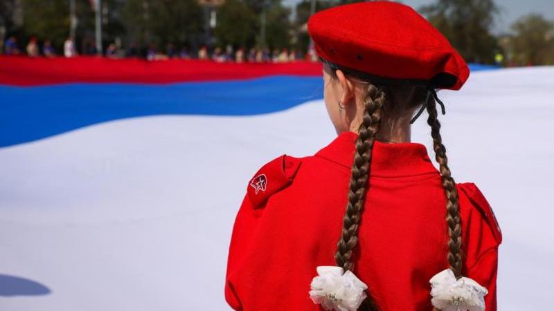 Названа самая популярная песня среди российских школьников