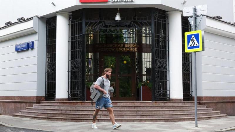 Российский рынок акций снижается на открытии основных торгов Мосбиржи