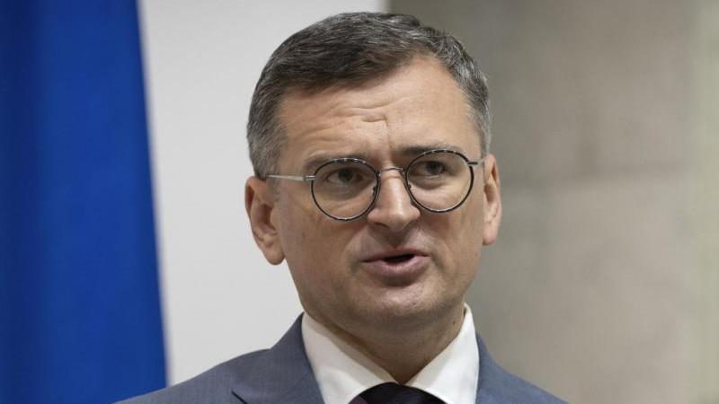 Кулеба рекомендовал уехать из Киева тем, у кого "не выдерживают нервы"